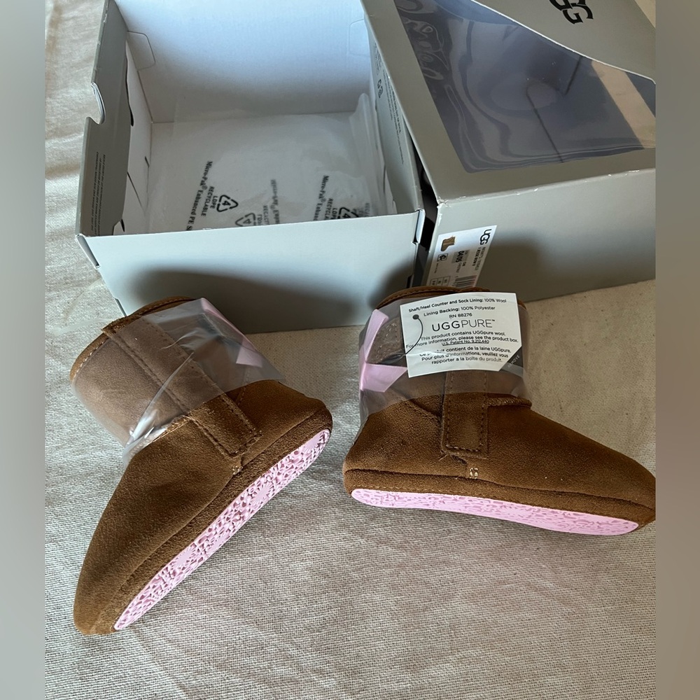 🎀Unworn, new in box Baby Girl Uggs Sz 5 Pink Bow 🎀 - Picture 4 of 8